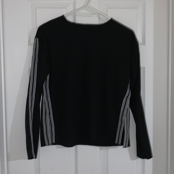 Black top with slits on the side - Picture 1 of 4